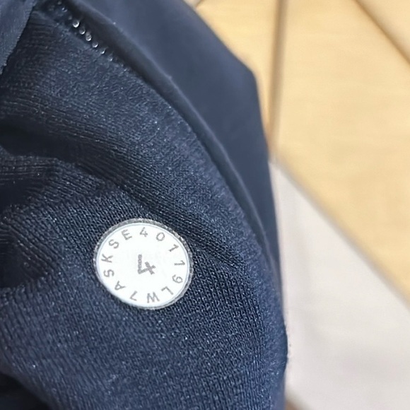 Lululemon Choose a Side Reversible Shorts 3” navy/lilac size 4 - Picture 5 of 5